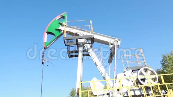 石油在蓝天的背景下油摇把石油注入大自然视频的预览图