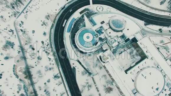 冬季早晨现代商务中心与城市景观对抗空中无人机视野视频的预览图