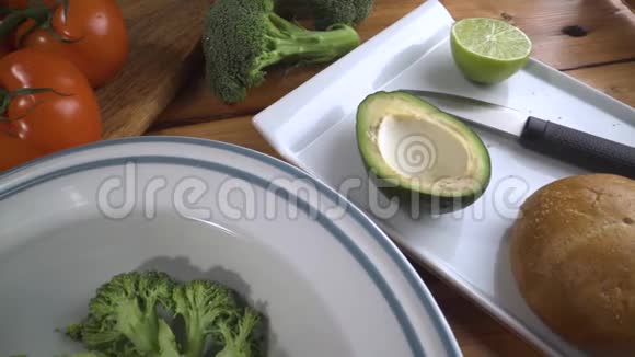 健康食品健康的蔬菜和水果搭配豆类在木制背景上视频的预览图