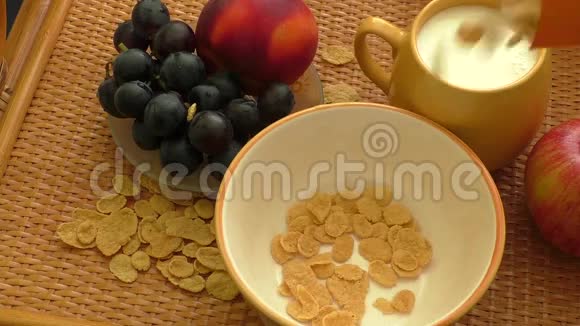 牛奶和水果放在碗里的玉米片视频的预览图