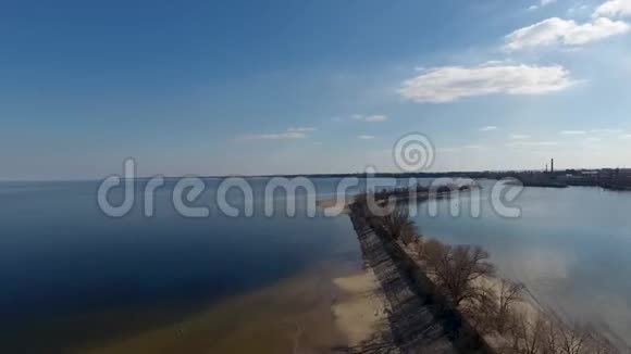 空中无人机镜头在切尔卡西的第聂伯河视频的预览图