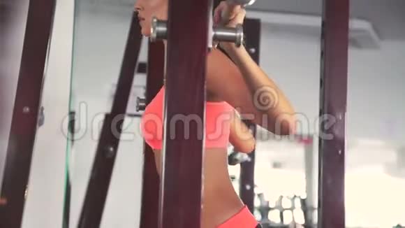 时尚女孩在健身房用杠铃做运动视频的预览图
