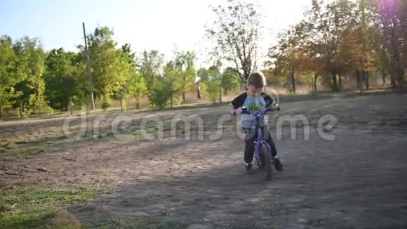 3男孩在夏天的晴天骑自行车在公园里玩心情很好视频的预览图