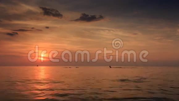 日落时海水漂流剪影视频的预览图