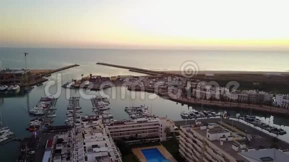 葡萄牙阿尔加维夸泰拉日落时的维拉莫拉空中景观视频的预览图