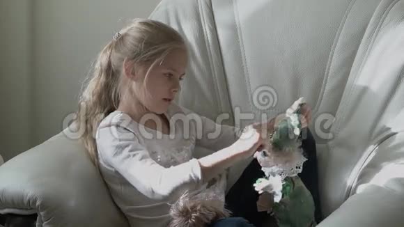 可爱的小女孩在房间里玩娃娃视频的预览图