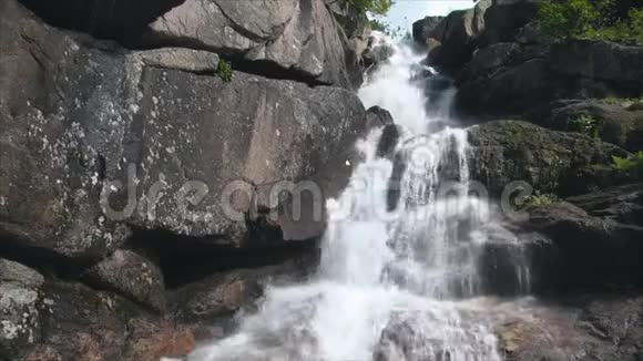 山河上的瀑布视频的预览图