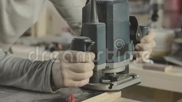 木工用插入路由器处理转角边缘木板制造商视频的预览图