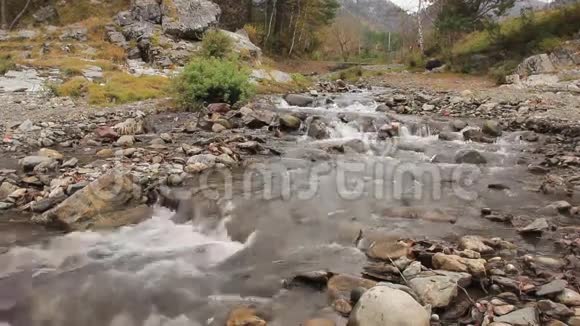 小山河岩石之间流淌着溪流的景观原始的声音视频的预览图