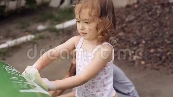 小女孩洗车布视频的预览图