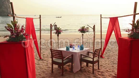 浪漫的餐桌海滩日落视频的预览图