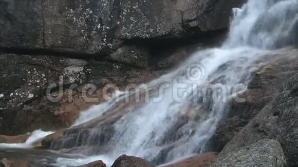 山河上的瀑布视频的预览图