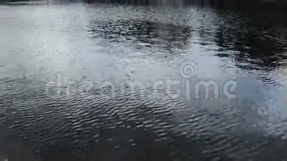 从水面倾斜到池塘的尽头视频的预览图