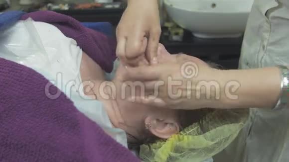 美容师在美容院做按摩脸厚的女人令人刺痛年龄视频的预览图