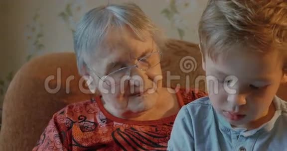 孙子吻他的祖母视频的预览图