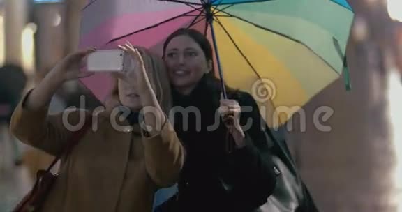 两个女孩在雨天自拍视频的预览图