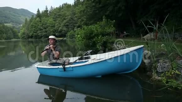 一对夫妇在森林附近骑自行车一个渔夫在池塘里钓鱼视频的预览图