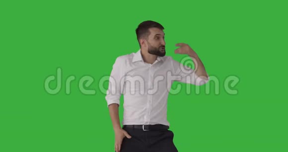 在绿色背景下跳舞的人视频的预览图