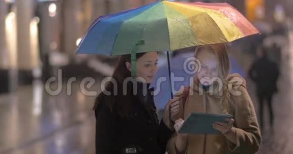 女人在雨天在街上说话视频的预览图