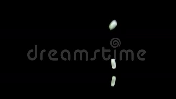 两片白色药片落在黑色表面并反弹视频的预览图