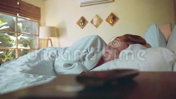 一个睡在小房间里的女孩视频的预览图
