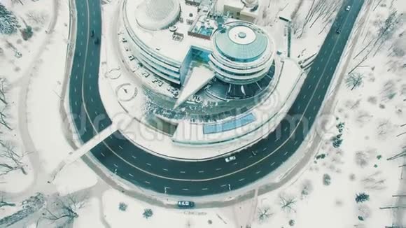 冬季早晨现代商务中心与城市景观对抗空中无人机视野视频的预览图