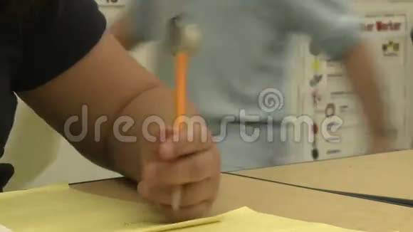 语法学校学生用铅笔在课堂上写作2分之一视频的预览图