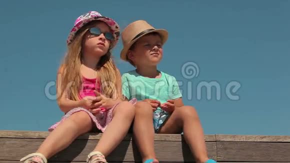 孩子们坐在码头游艇俱乐部视频的预览图