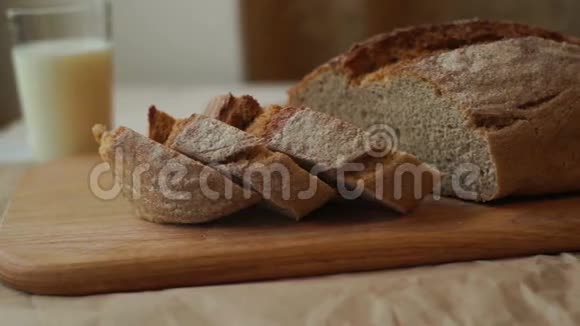 厨房砧板上的面包小麦面包片的特写视频的预览图