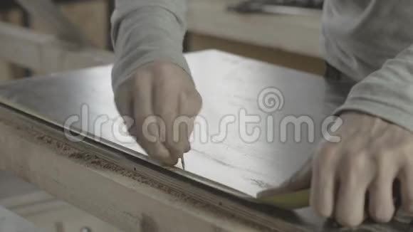 木工用直边量木板做标记把金属夹在上面视频的预览图
