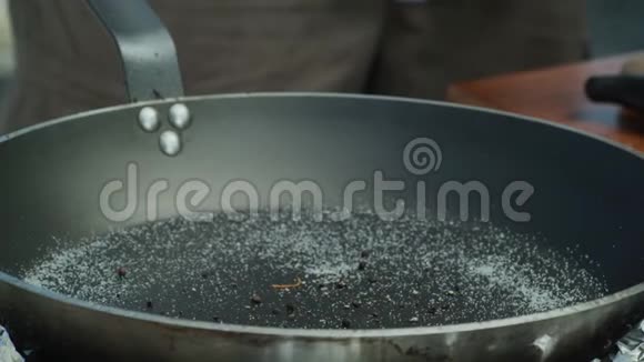 在黑胡椒和迷迭香枝上的煎锅里煎五条鱼视频的预览图