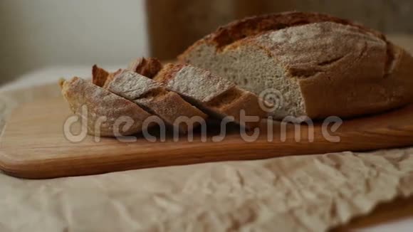 厨房的砧板上切片面包自制面包片的特写视频的预览图