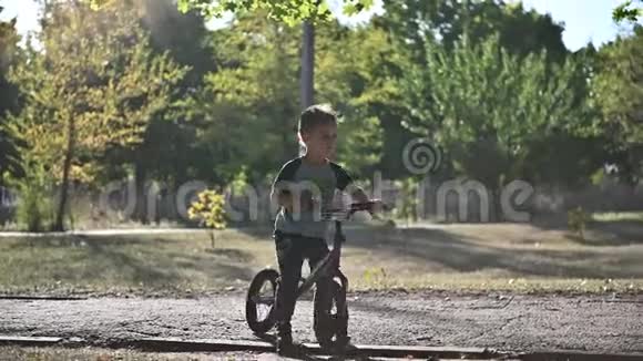 3男孩在夏天的晴天骑自行车在公园里玩心情很好视频的预览图