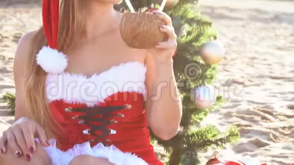 在热带地区海滩度假村穿着圣诞服装的女孩视频的预览图