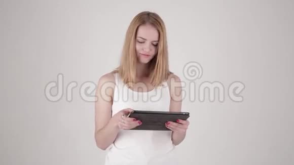 幸福的女人站在桌子PC电脑的浅灰色背景复制空间文本视频的预览图