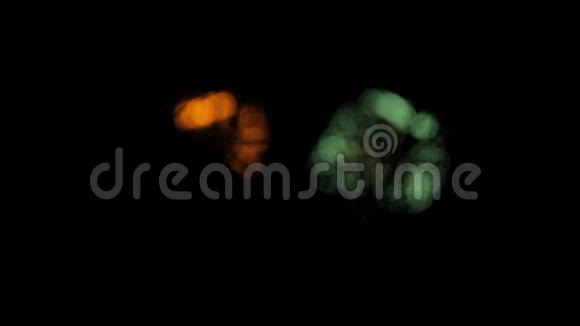 绿色和橙色的烟花球从另一个开始博克视频的预览图