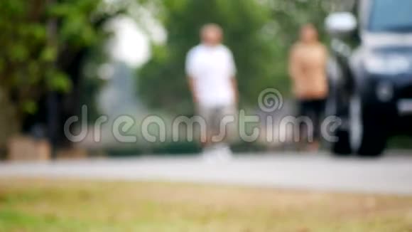 拍摄人们在公园慢跑的镜头视频的预览图
