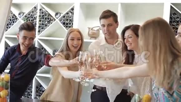 快乐的朋友在一起玩得开心带着香槟的丁克杯视频的预览图