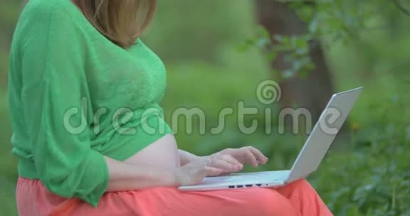 膝盖上有笔记本电脑的孕妇视频的预览图