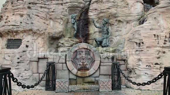 从岩石中流出的水与雕塑和喷泉视频的预览图
