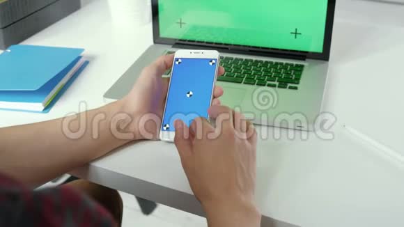 在一个年轻的白种人的肩膀上拍摄了一个在家工作的笔记本电脑绿色屏幕色度键20秒4K视频的预览图