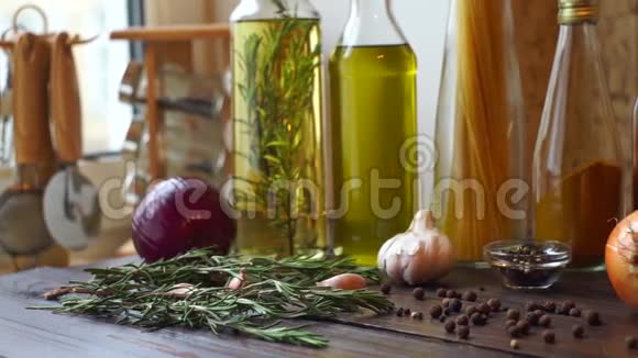 木制桌子上的食物成分香料和草药胡椒香料的特写视频的预览图