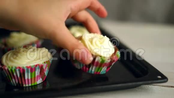 做纸杯蛋糕手把杯子蛋糕放在烤盘上自制纸杯蛋糕视频的预览图