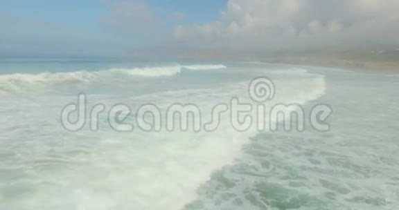 海洋和岛屿景观鸟瞰图视频的预览图