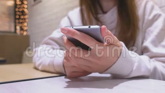 女人正在手机上打信息双手特写视频的预览图