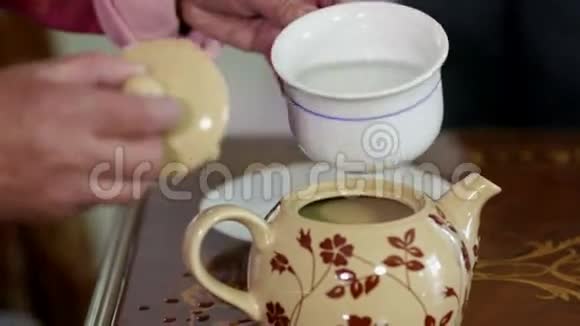 往茶罐里倒一些水的细节视频的预览图