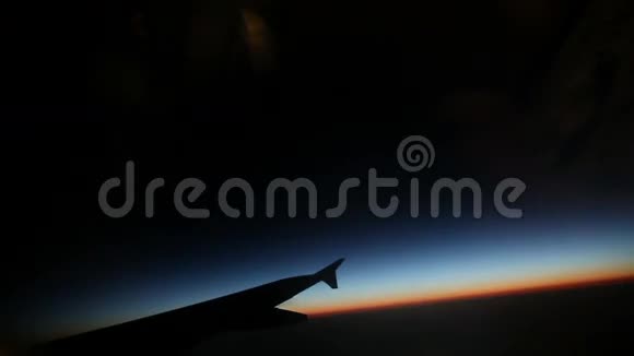 日出时从飞机上看到乘客视频的预览图