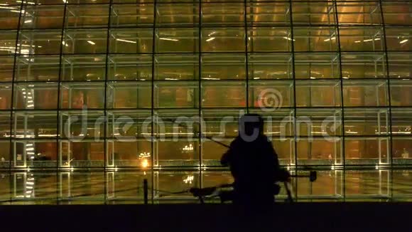 北京中国国家大剧院的夜景行走的人视频的预览图