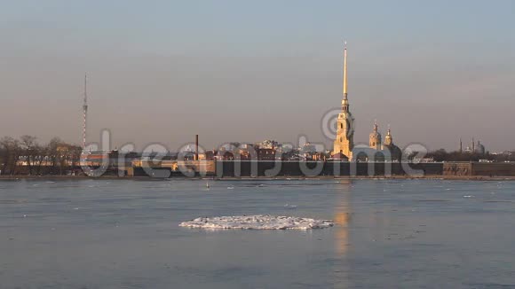 涅瓦河的日落三月的涅瓦河和彼得和保罗堡垒的景色圣彼得堡视频的预览图