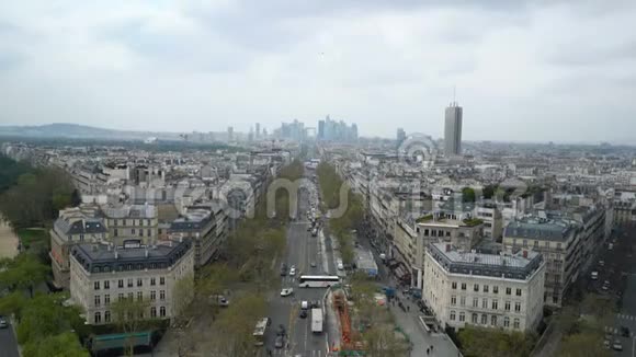 鸟瞰巴黎城市景观视频的预览图